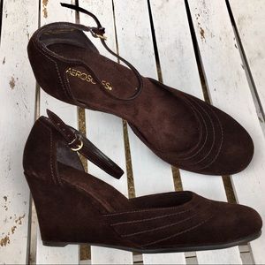 Brown suede aerosoles strap wedges 10